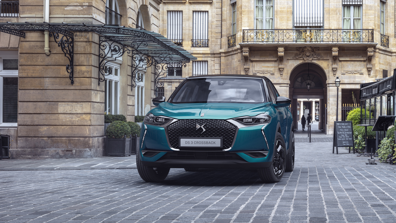 Голубой внедорожник DS 3 Crossback 2019 года на улице города