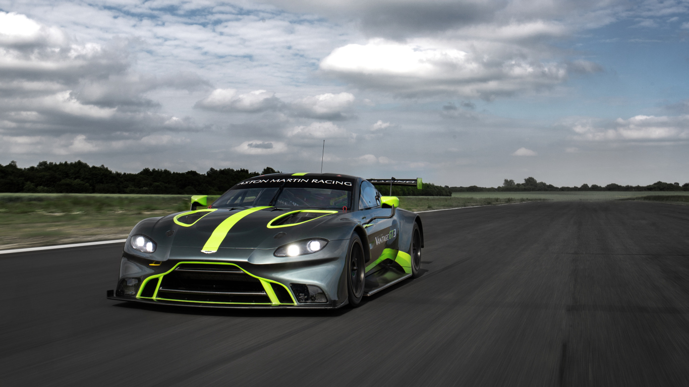 Спортивный автомобиль Aston Martin Vantage GT3, 2018 года на трассе