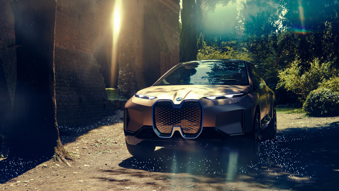 Внедорожник BMW Vision iNEXT едет по лесу