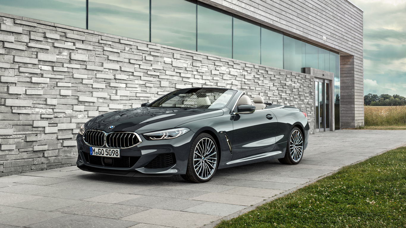 Черный кабриолет BMW M850i 2018 года