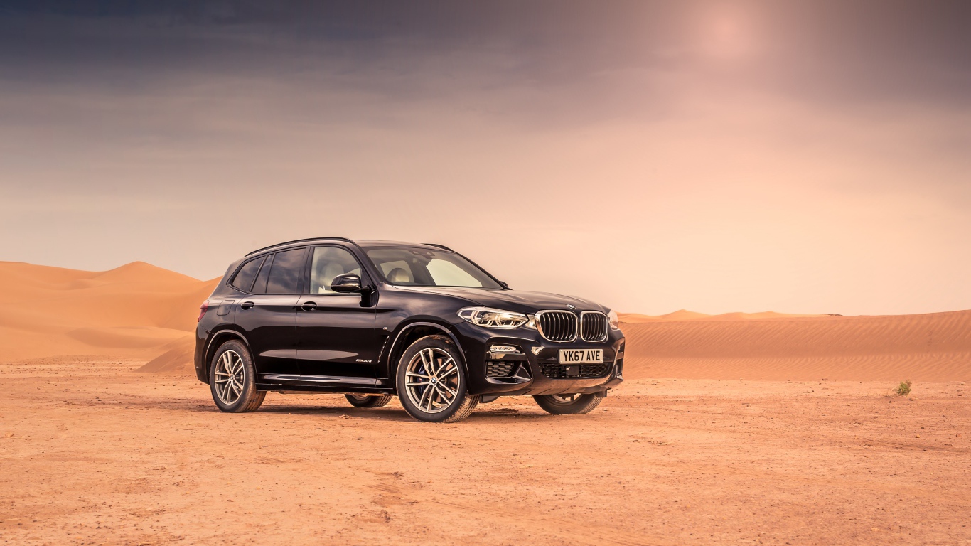 Черный внедорожник BMW  X3 xDrive30d M Sport на песке