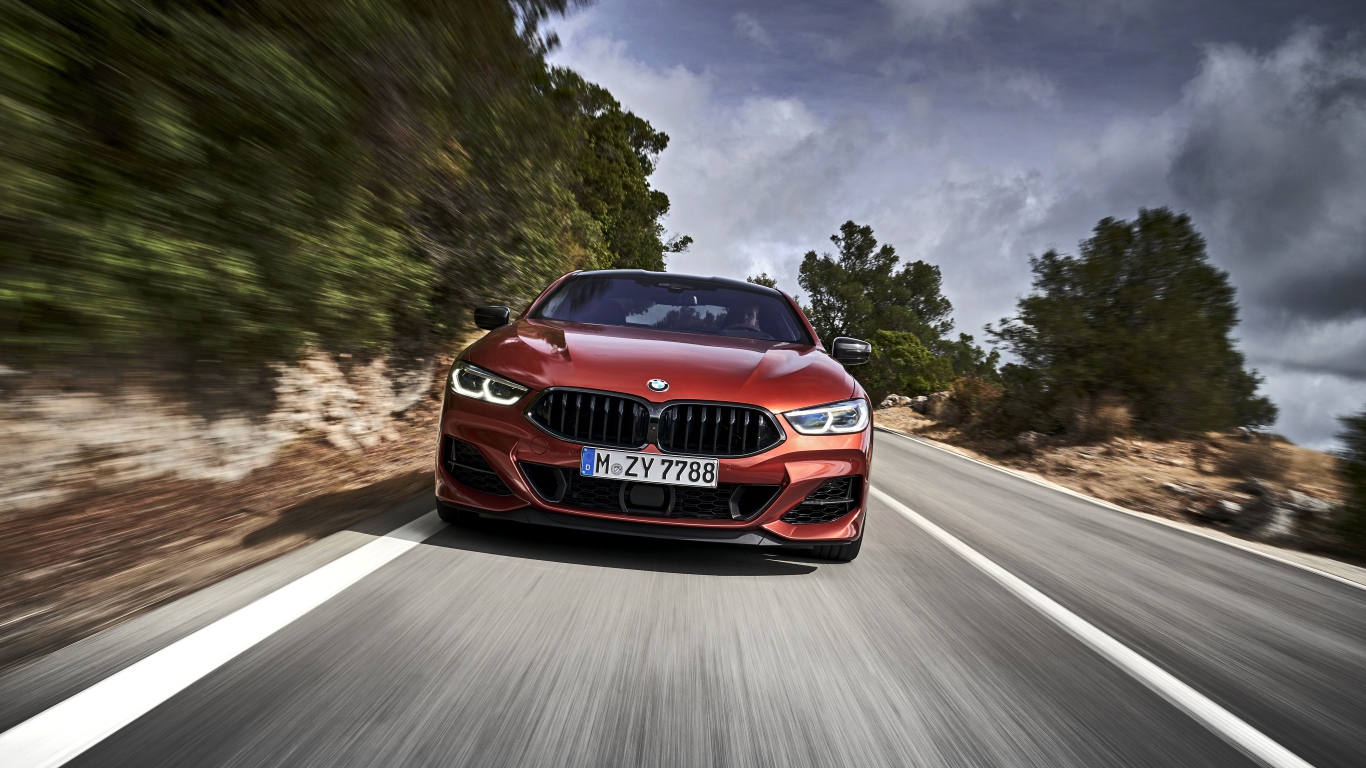 Бордовый автомобиль BMW 8 Series на трассе