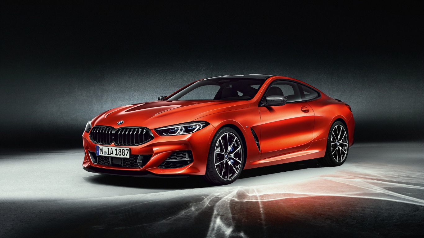 Красный быстрый автомобиль BMW M850i XDrive Carbon Package 2018