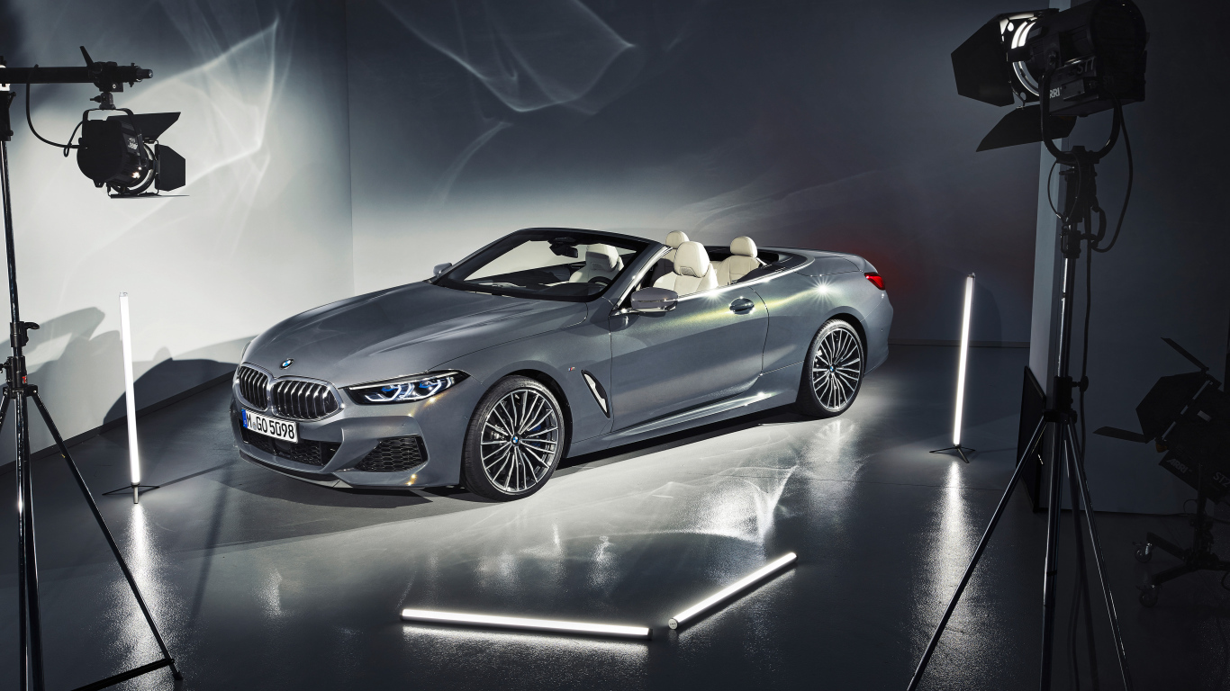 Серебристый кабриолет BMW M850i XDrive Cabrio 2018 в студии