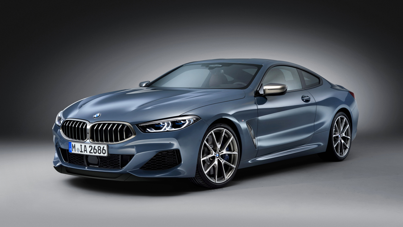 Серебристый автомобиль BMW M850i, 2018 на сером фоне