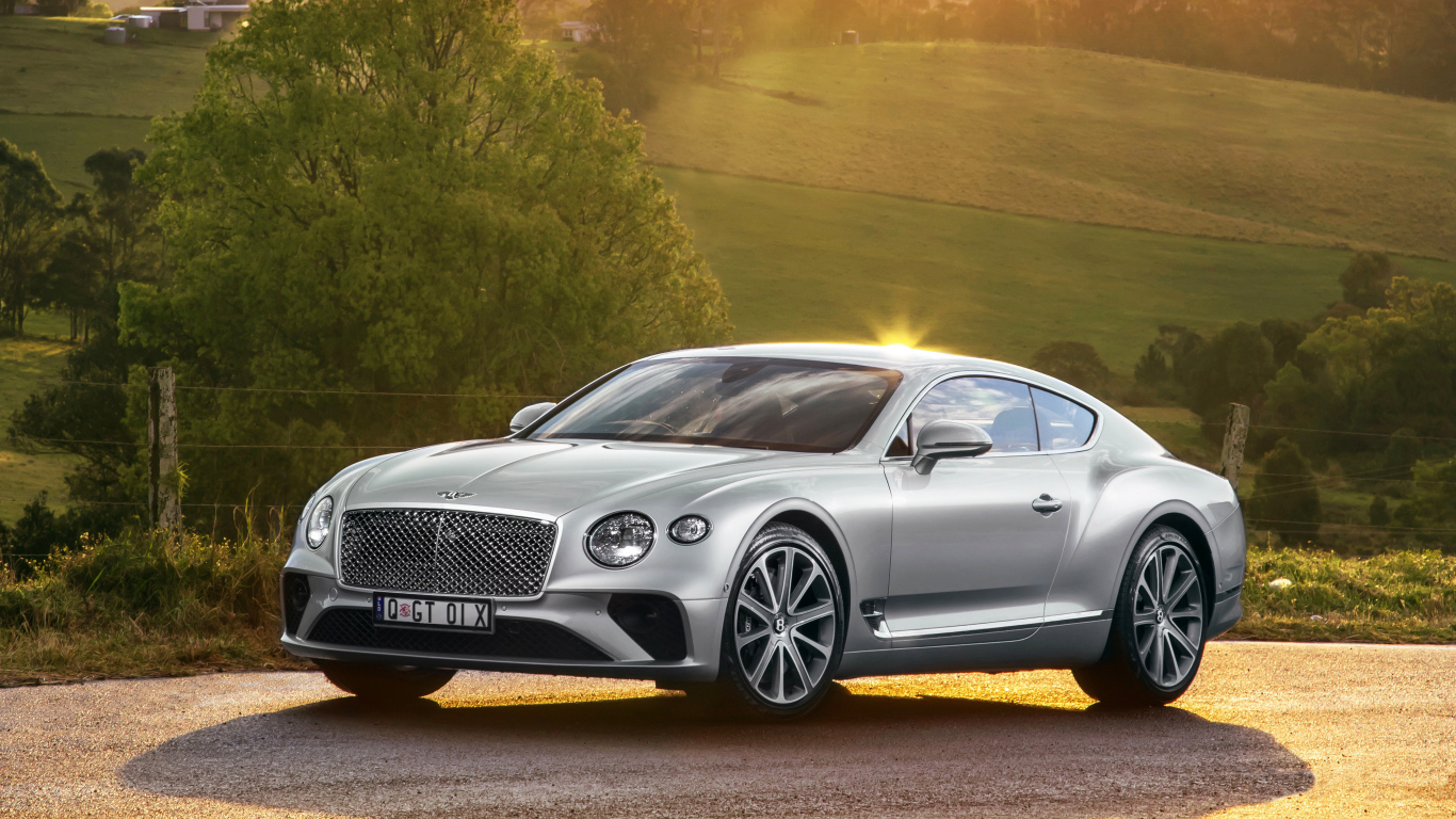 Серебристый автомобиль Bentley Continental GT 2018 года 