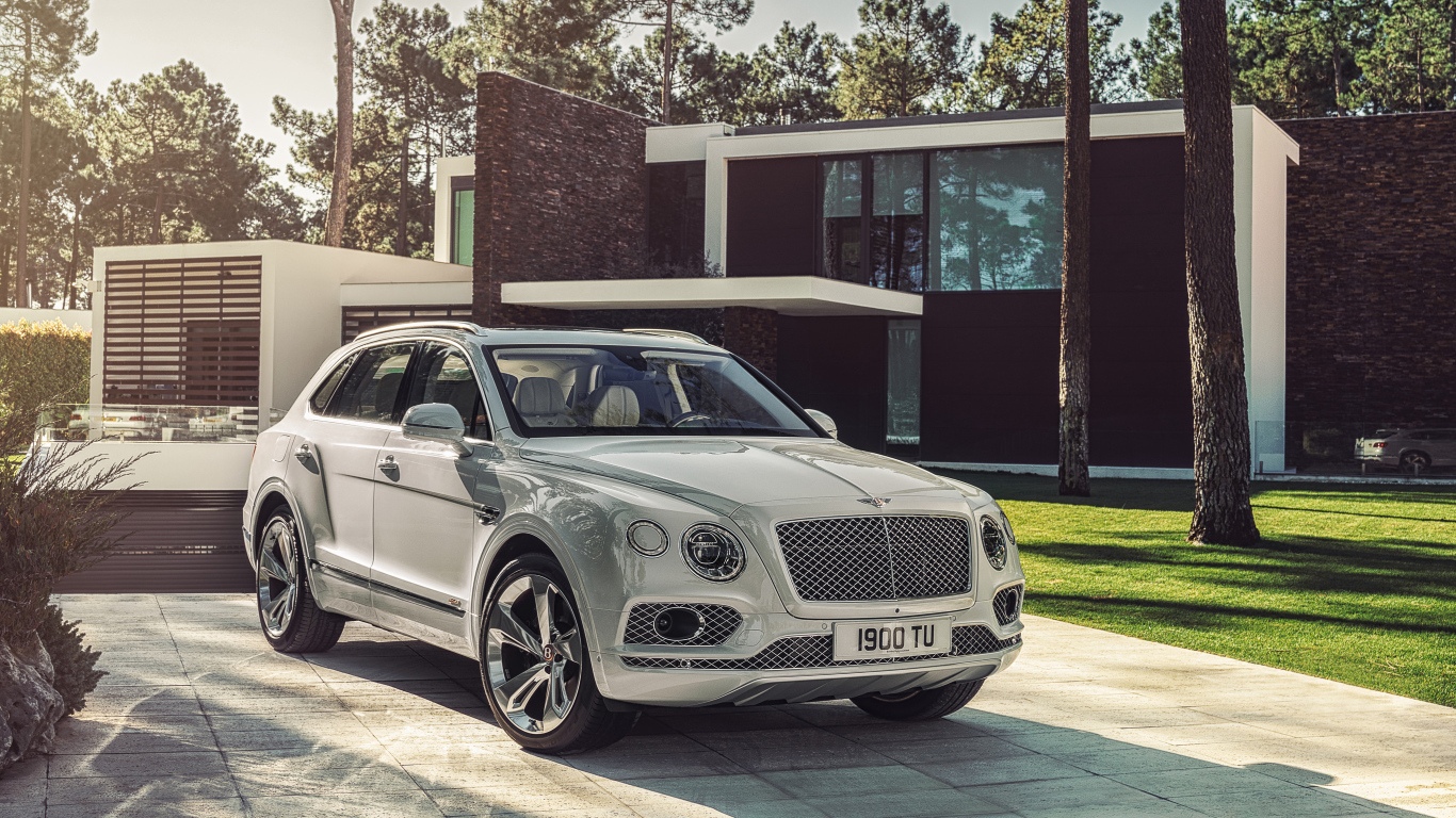 Стильный автомобиль Bentley Bentayga у дома
