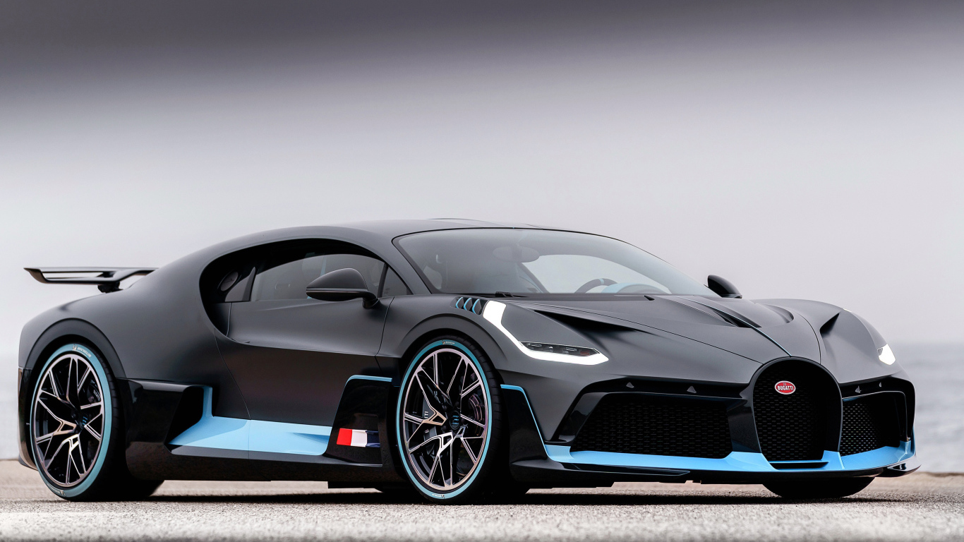 Черный спортивный автомобиль Bugatti Divo, 2018 года на сером фоне