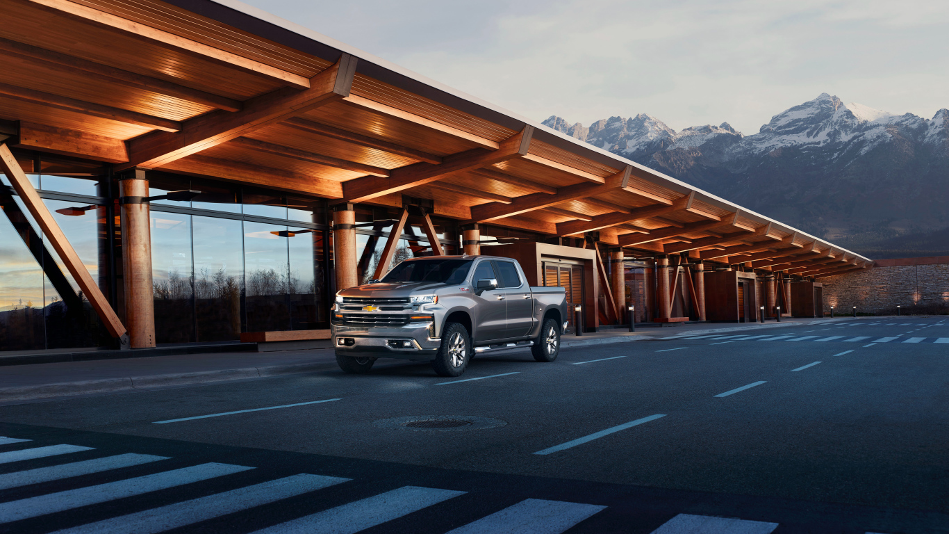 Серебристый пикап Chevrolet Silverado LTZ, 2018