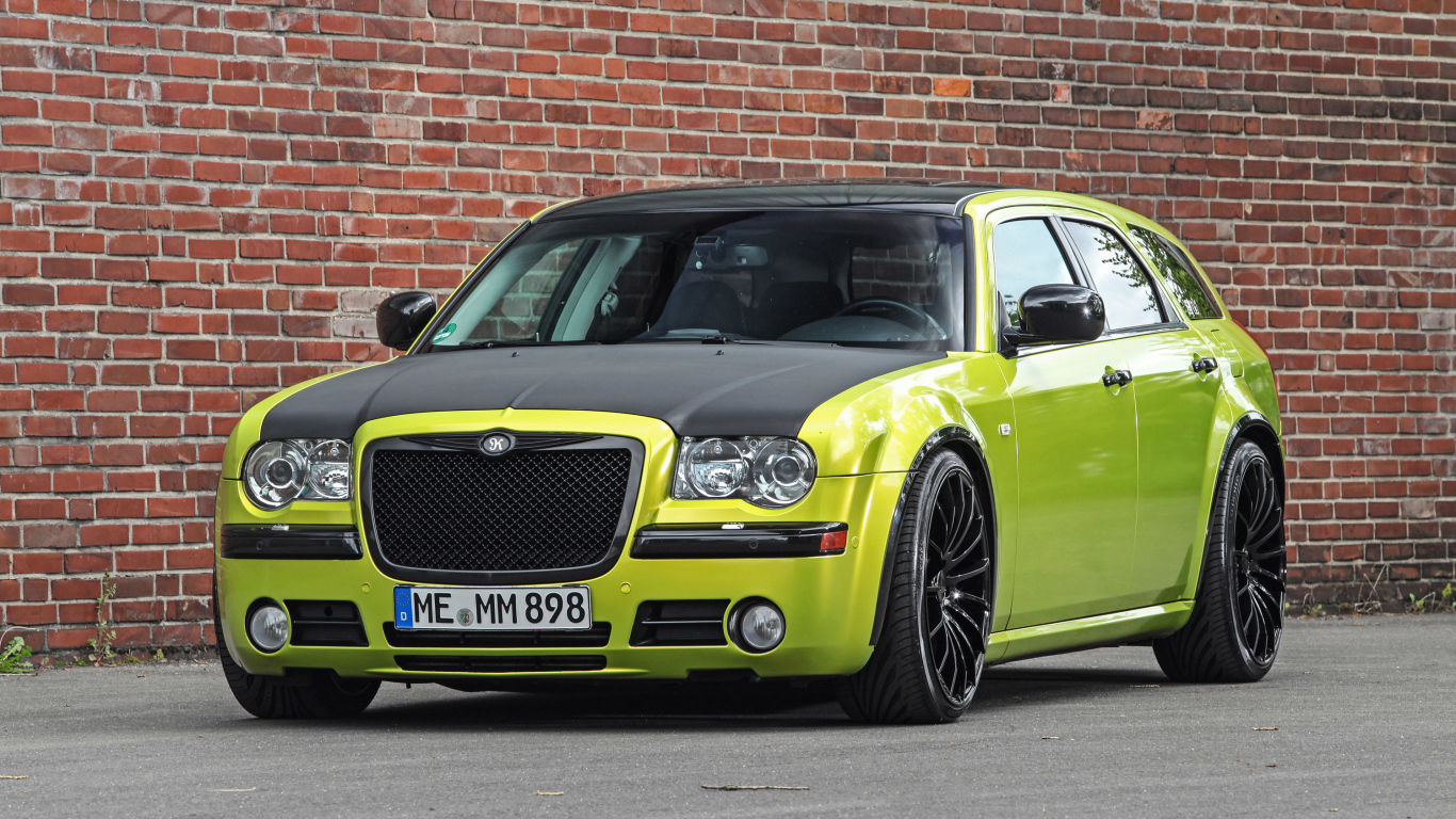 Стильный дорогой автомобиль Chrysler 300C SRT