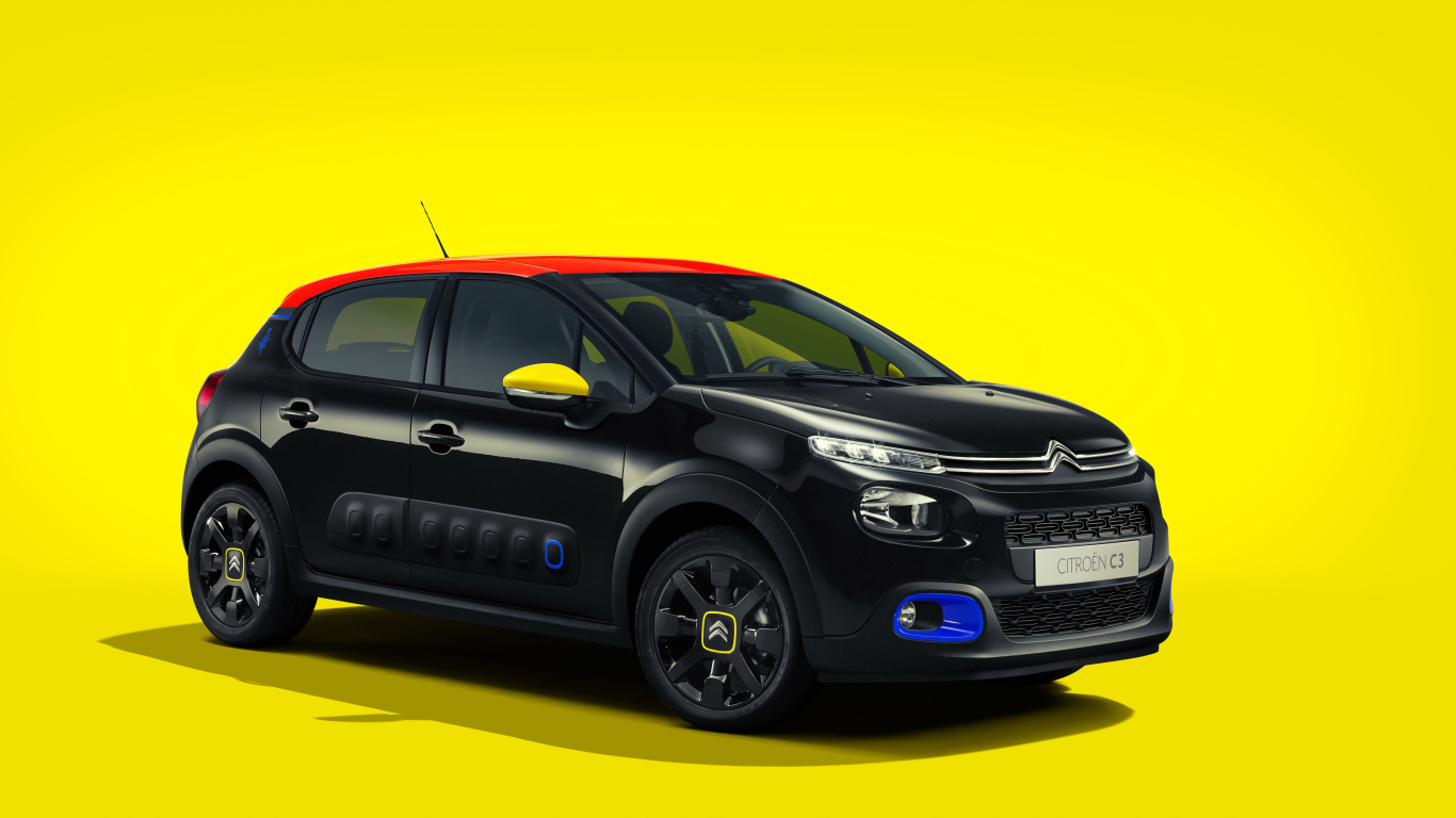 Черный автомобиль Citroen C3 JCC на желтом фоне