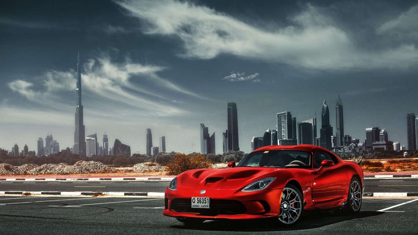 Красный спортивный автомобиль Dodge Viper SRT 2018 года на фоне города