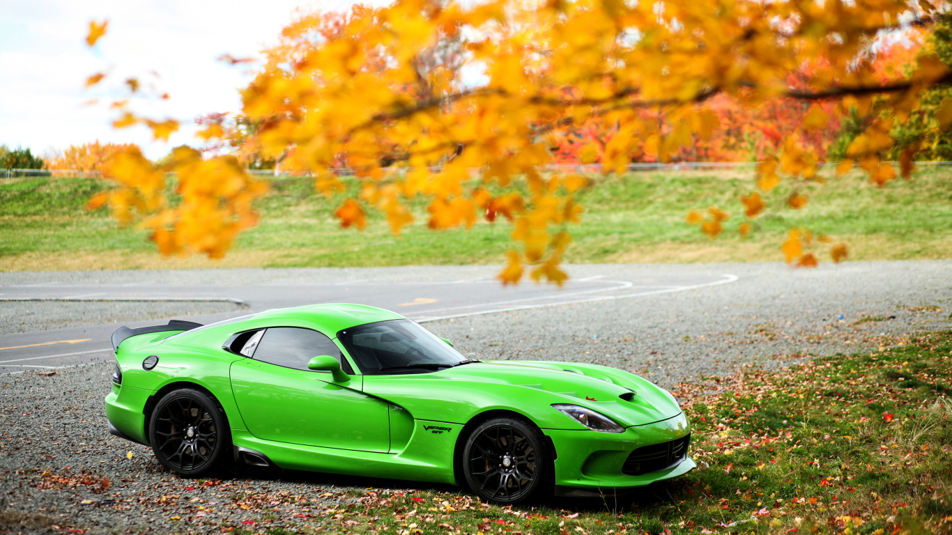 Зеленый спортивный автомобиль  Dodge Viper GTC