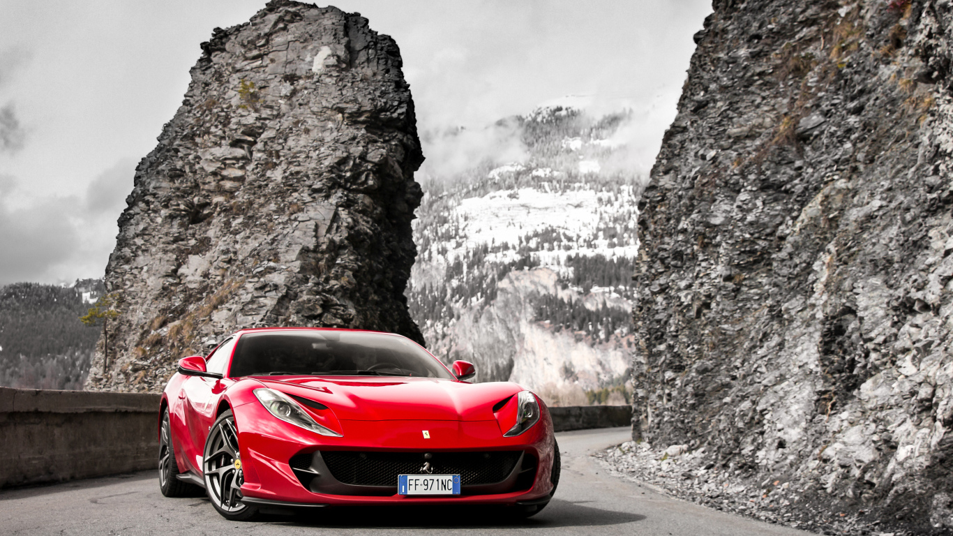 Красный спортивный автомобиль Ferrari Portofino 2018 года на фоне гор