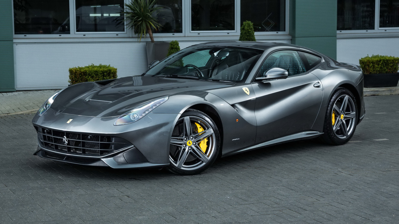 Спортивный серебристый автомобиль Ferrari F12 berlinetta