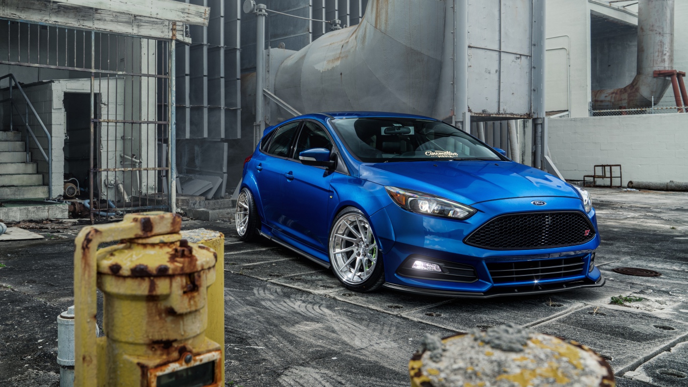 Синий автомобиль хэтчбек Ford Focus ST