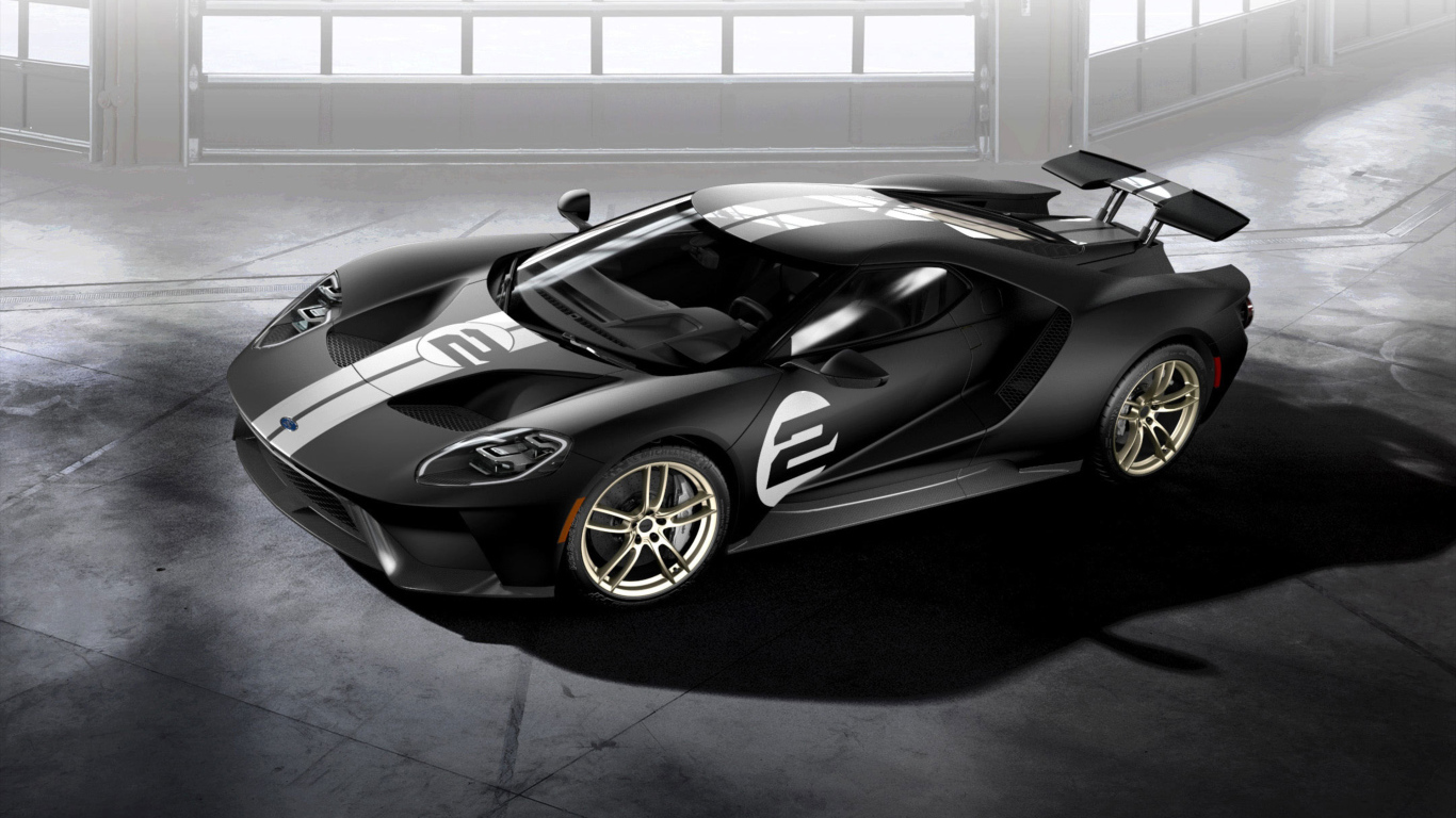 Серебристый спортивный автомобиль Ford GT 66 Heritage