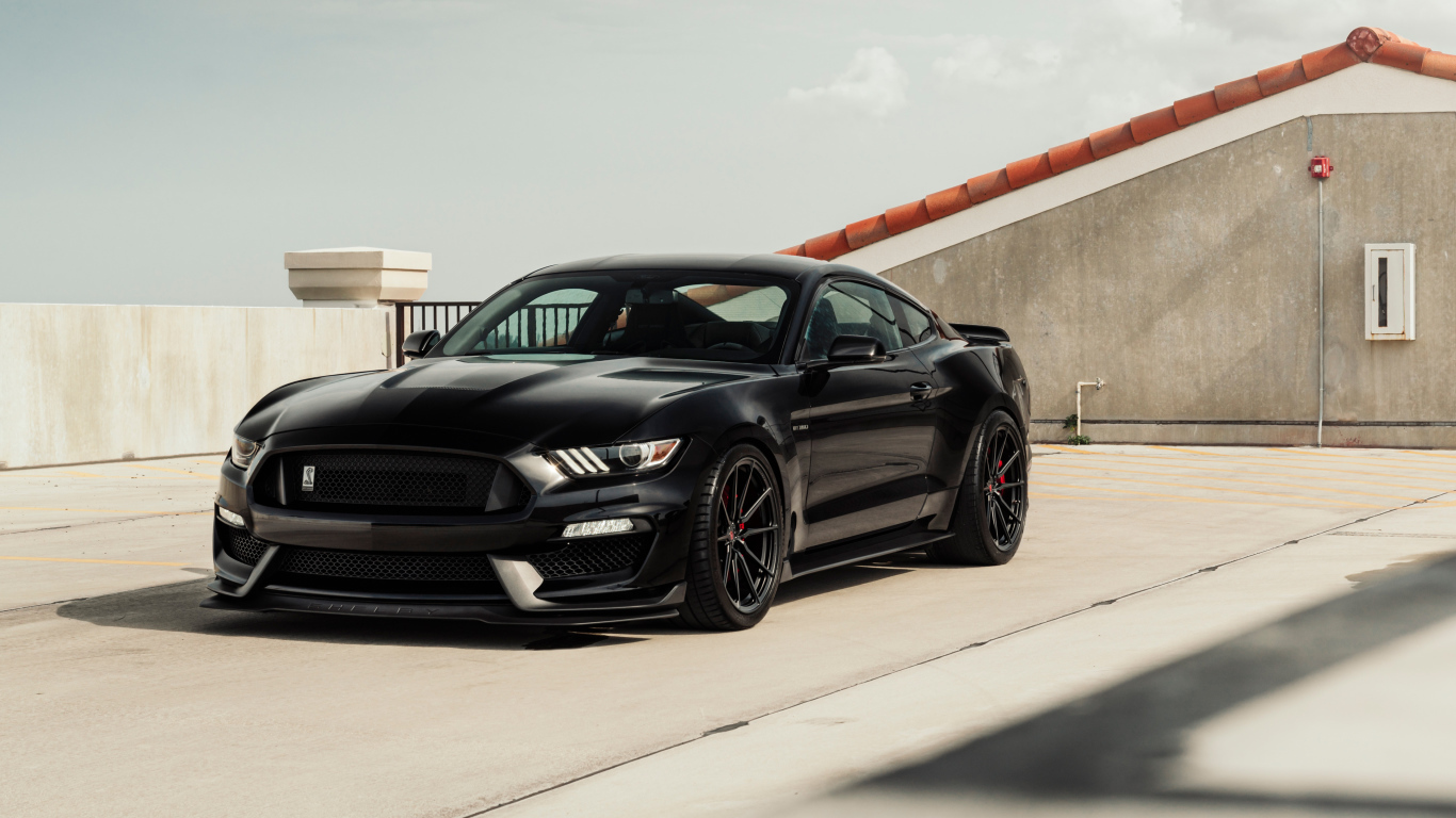 Черный быстрый автомобиль Ford Mustang