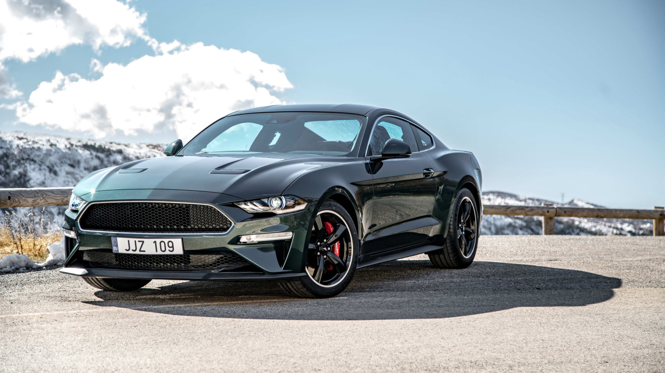 Автомобиль Ford Mustang Bullitt на фоне неба 