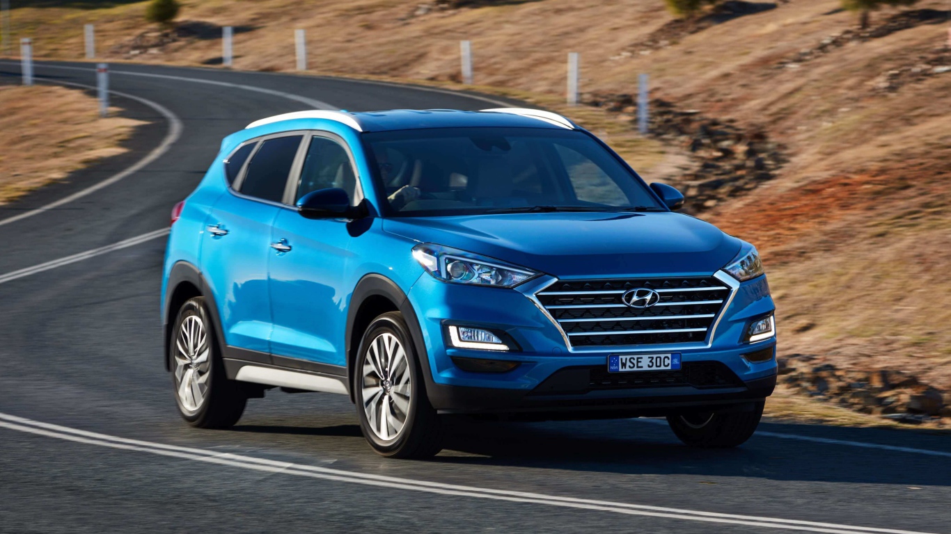 Синий внедорожник Hyundai Tucson 2019 года на трассе