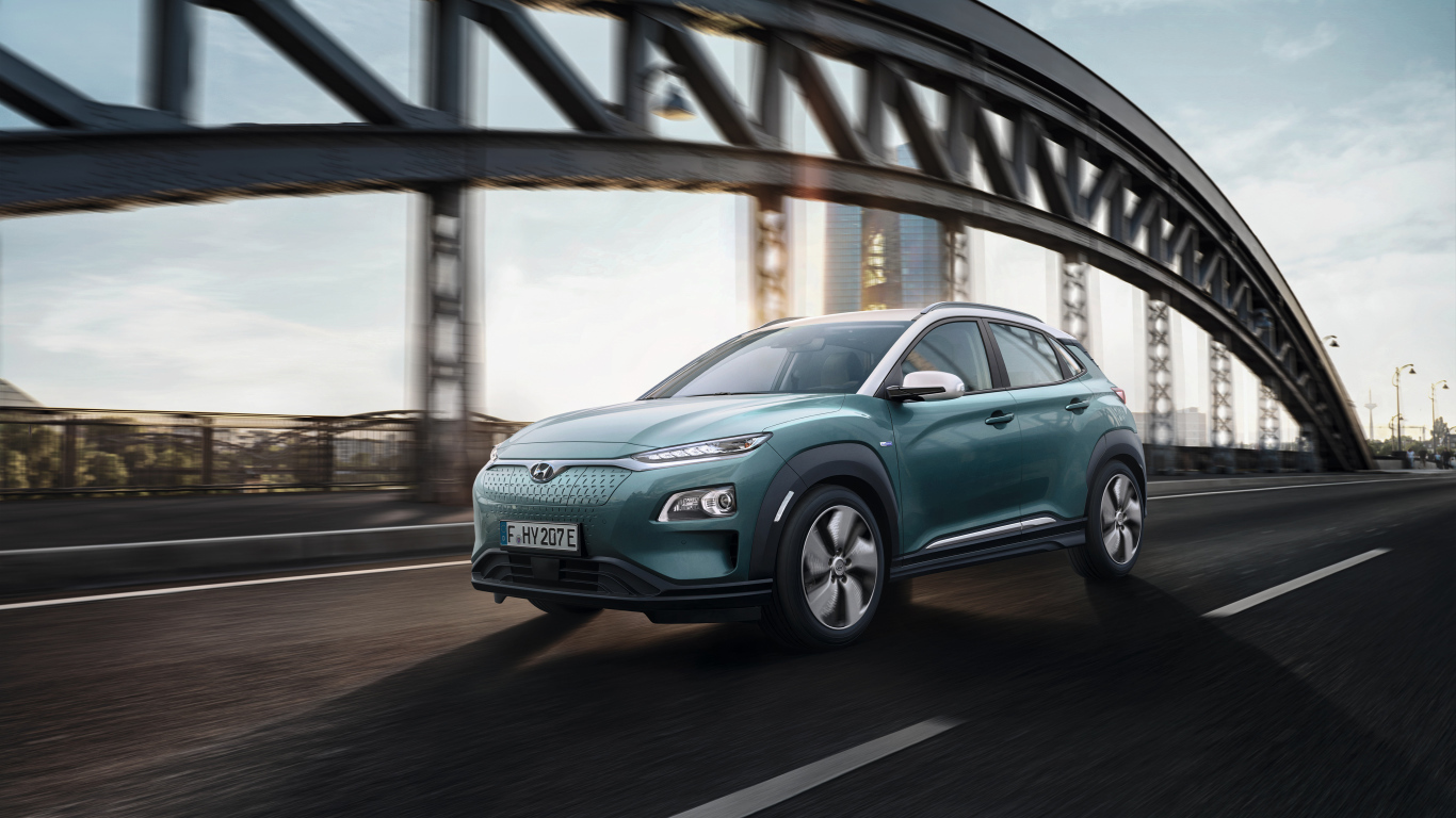 Электрический внедорожник Hyundai Kona, 2018 на трассе