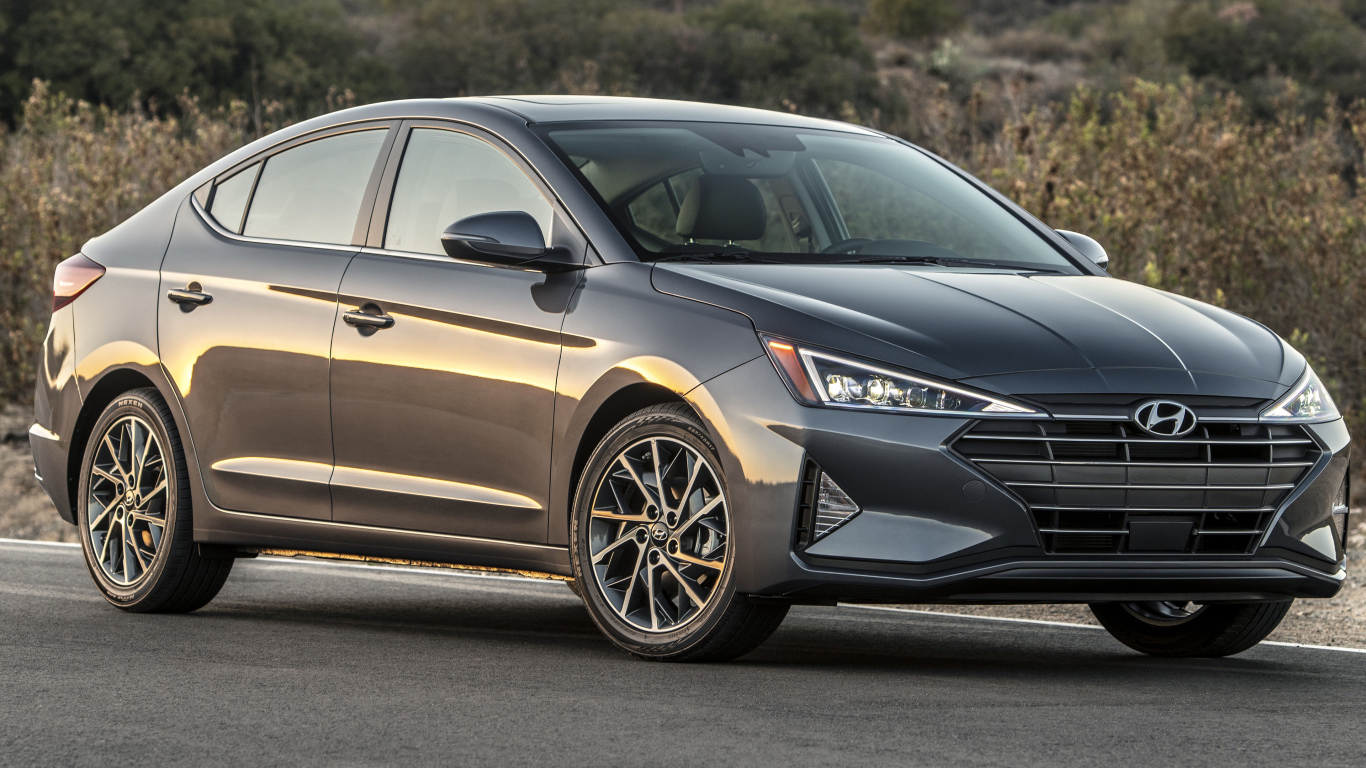 Серебристый автомобиль Hyundai Elantra, 2019