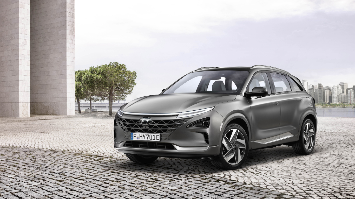 Серебристый автомобиль Hyundai Nexo, 2018 года
