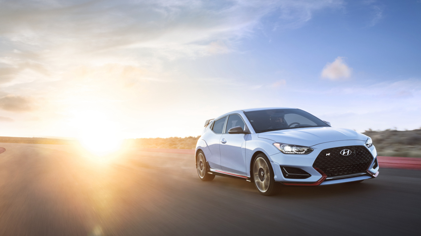 Белый автомобиль Hyundai Veloster N 2, 2019 на фоне солнца