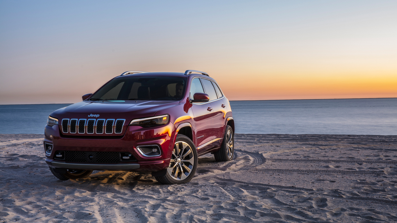 Бордовый внедорожник Jeep Cherokee Overland, 2018 на пляже