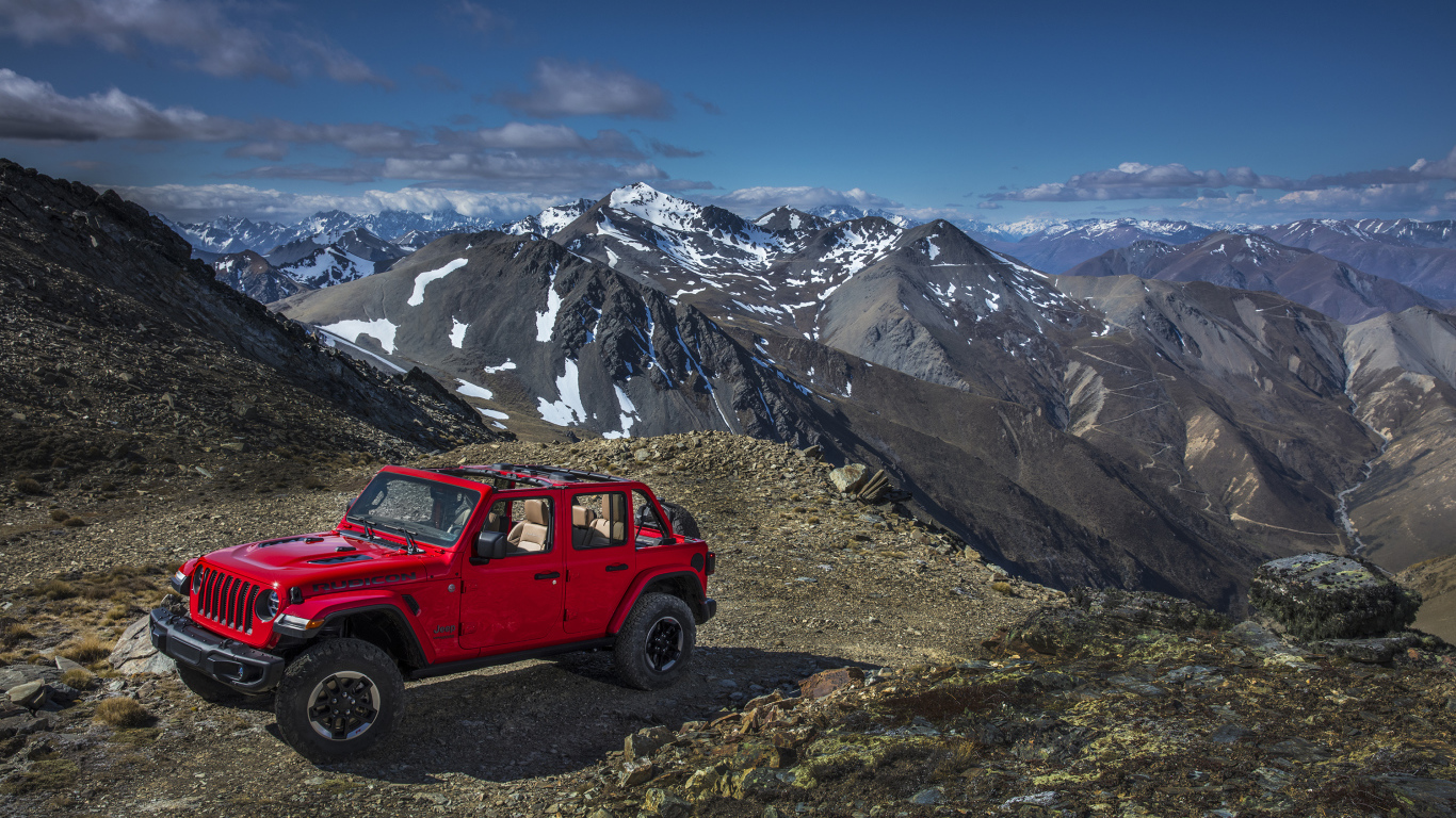 Красный Jeep Wrangler в горах