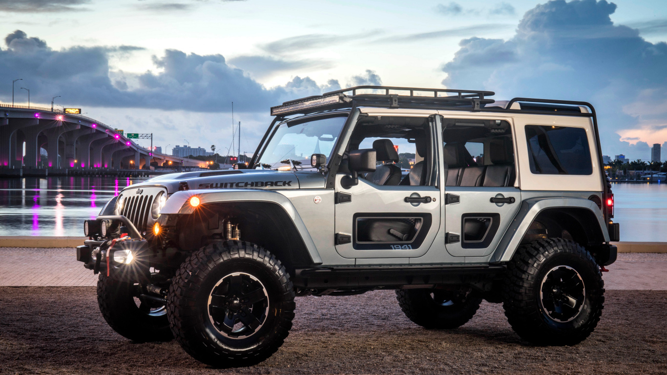 Серебристый Jeep Switchback на берегу