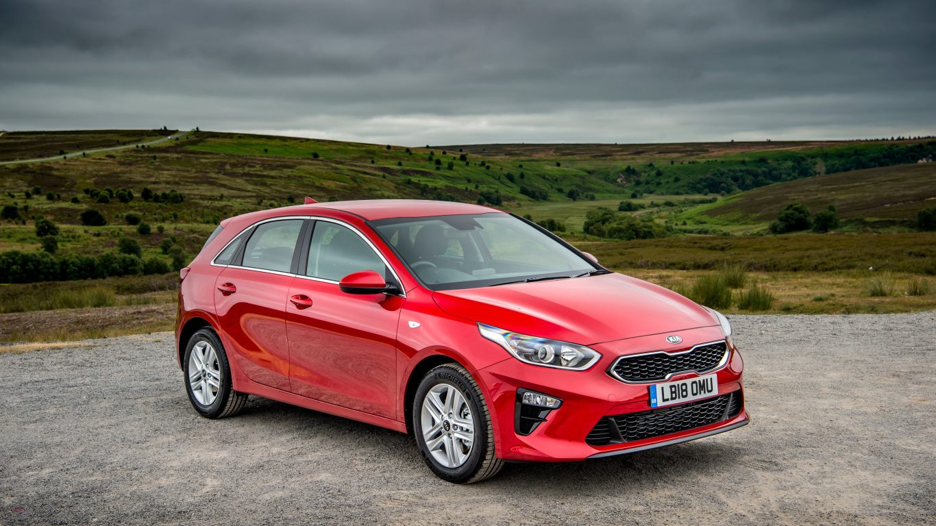 Красный кроссовер KIA Ceed 2018 года