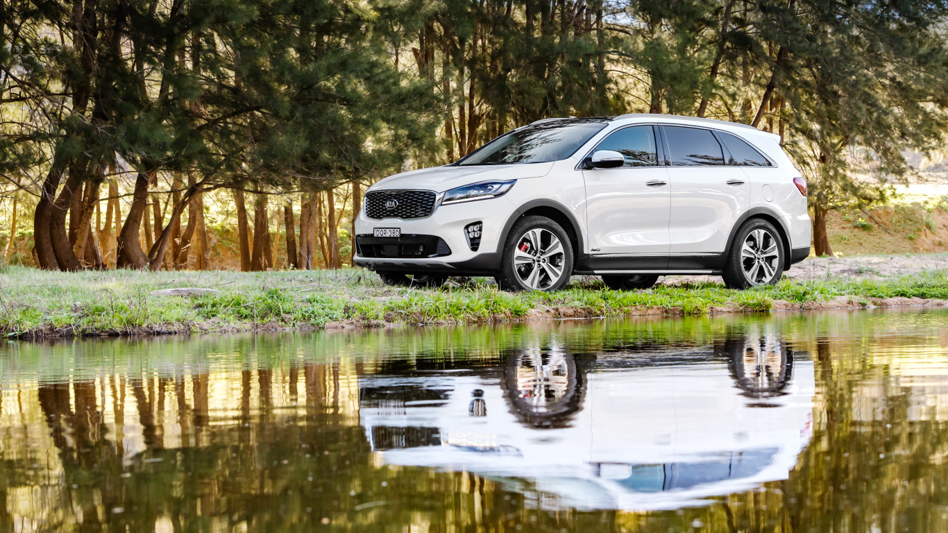 Белый внедорожник Kia Sorento у воды