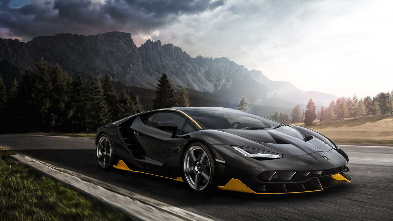 Черный спортивный автомобиль Lamborghini Centenario, 2018 года на трассе