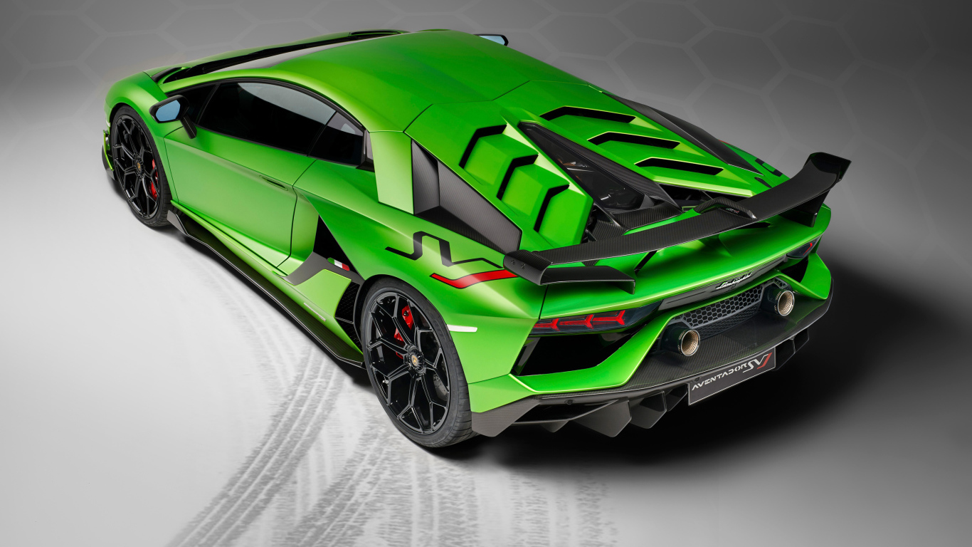 Зеленый спортивный автомобиль Lamborghini Aventador SVJ, 2018 года вид сзади
