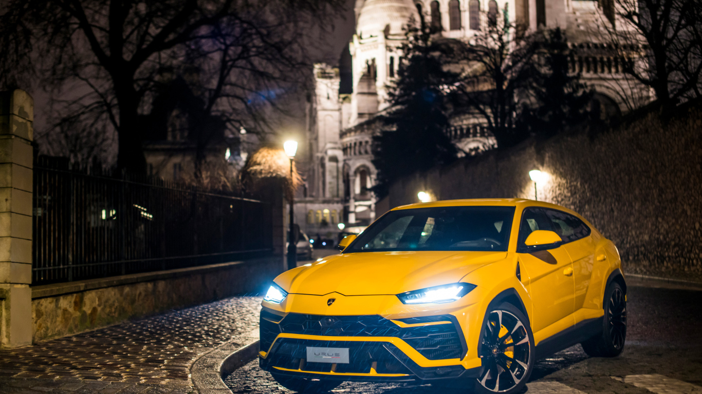 Желтый внедорожник Lamborghini Urus на ночной улице