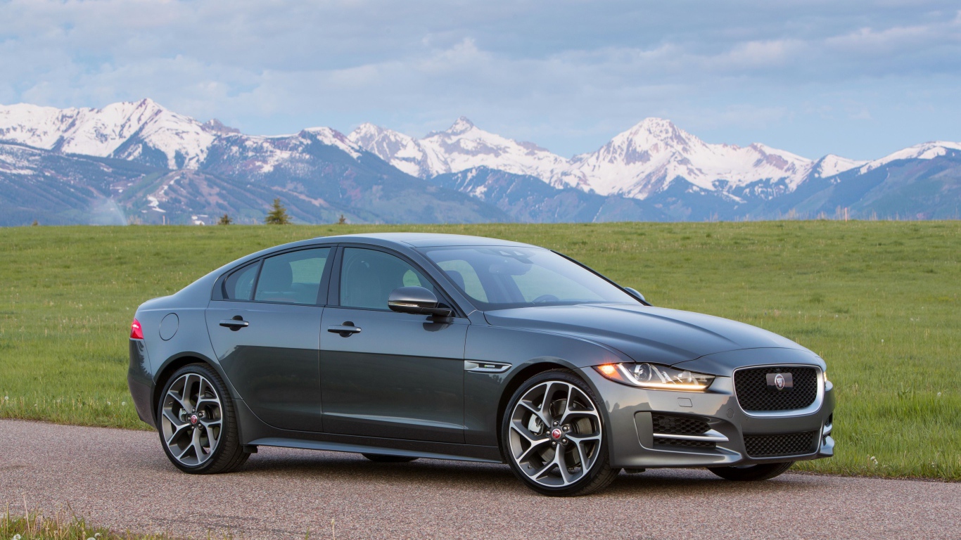 Серебристый автомобиль Jaguar Xe 2019