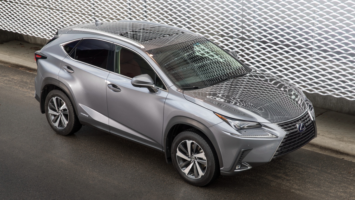 Серебристый автомобиль внедорожник  Lexus NX