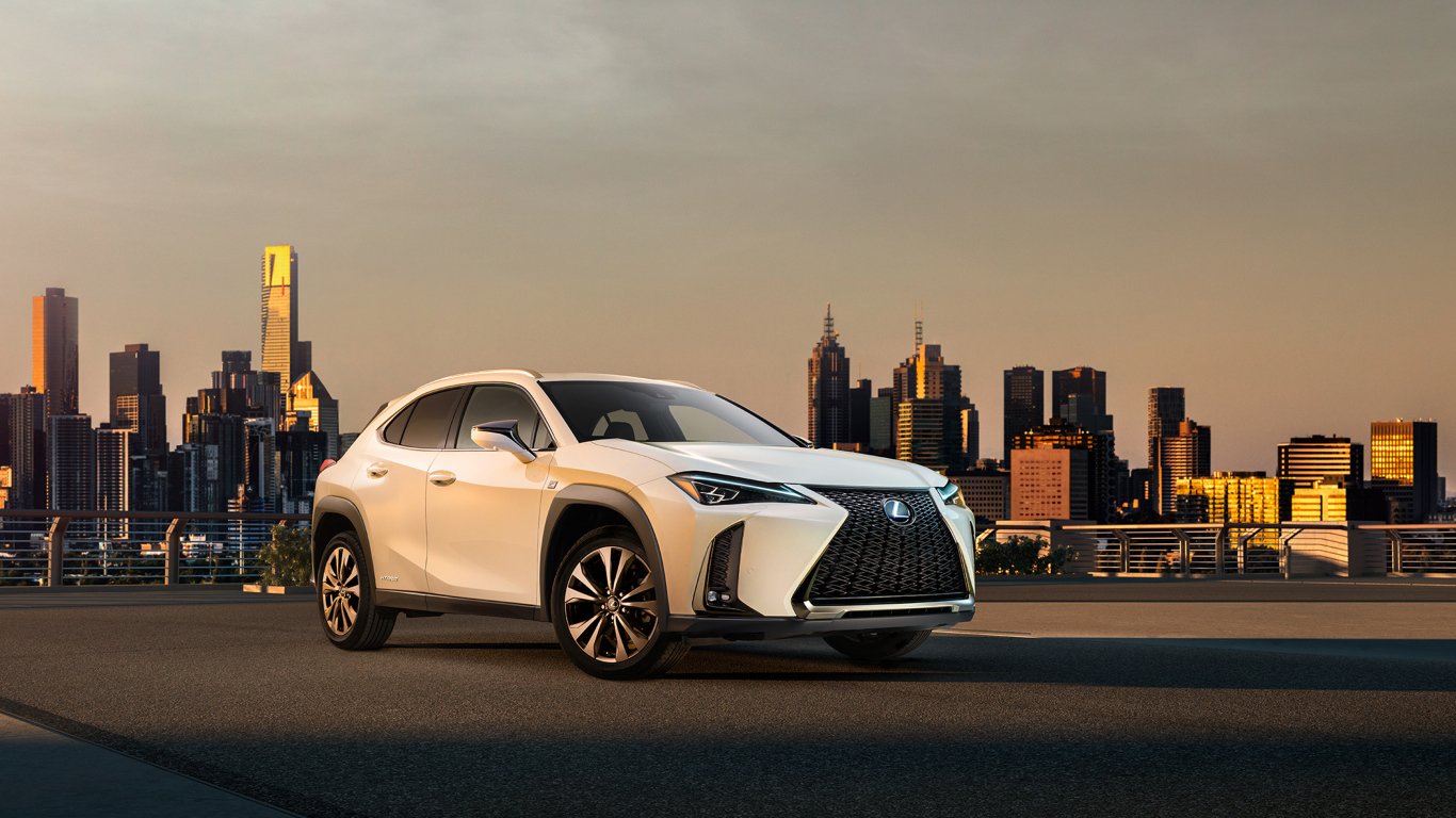 Белый внедорожник Lexus UX, 2019 на фоне города