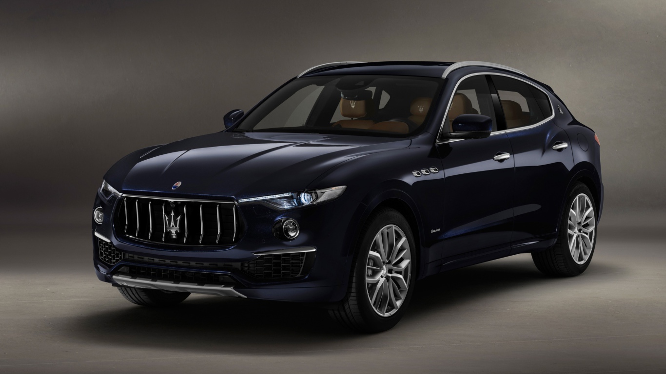 Автомобиль Maserati Levante  2018 года на сером фоне