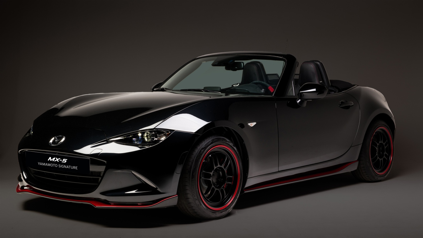 Черный автомобиль кабриолет Mazda MX-5, 2018