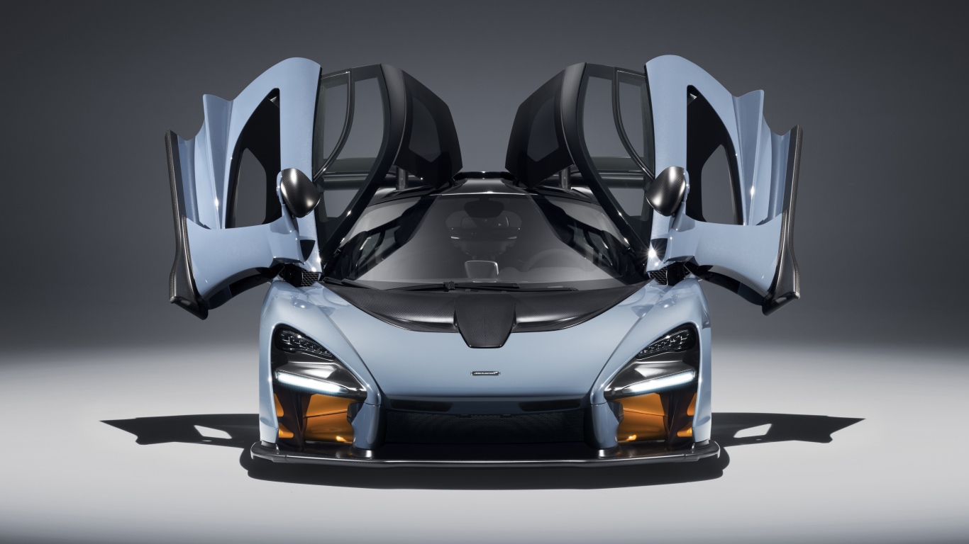 Автомобиль McLaren Senna, 2018 с открытыми дверями
