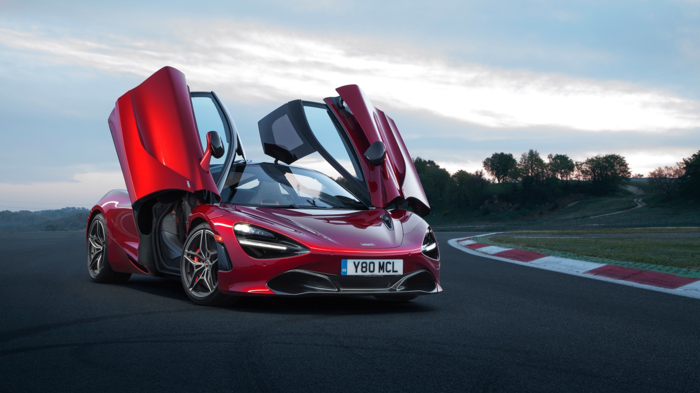 Красный спортивный автомобиль McLaren 720s, 2018 с открытыми дверями
