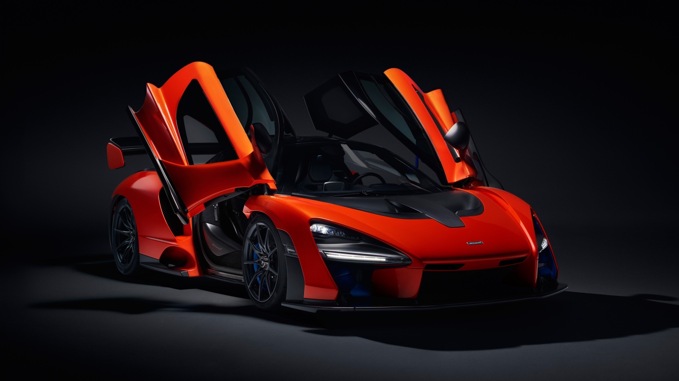 Спортивный автомобиль McLaren Senna, 2018 с открытыми дверями