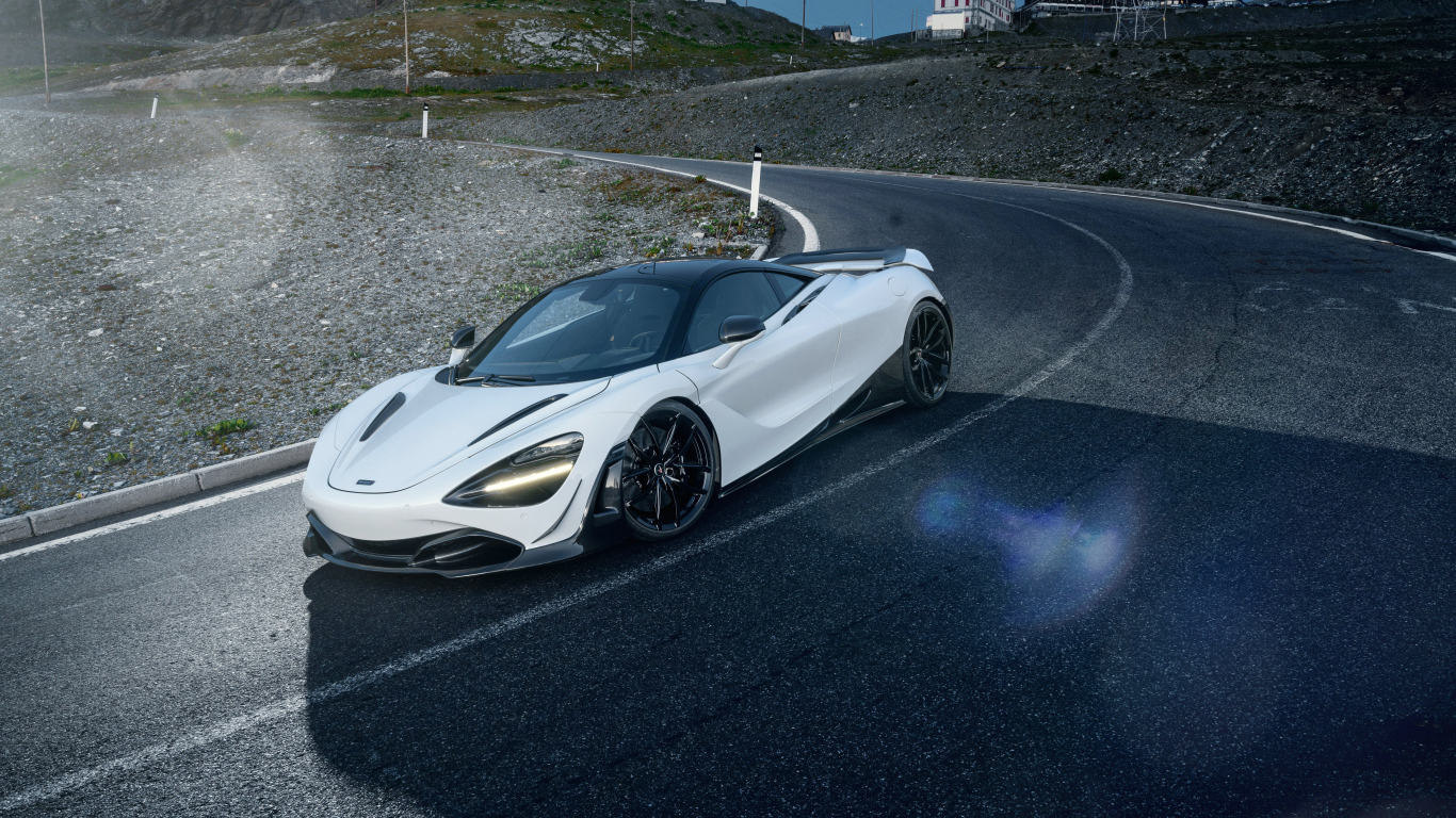 Белый спортивный автомобиль McLaren 720S, 2018 года на трассе