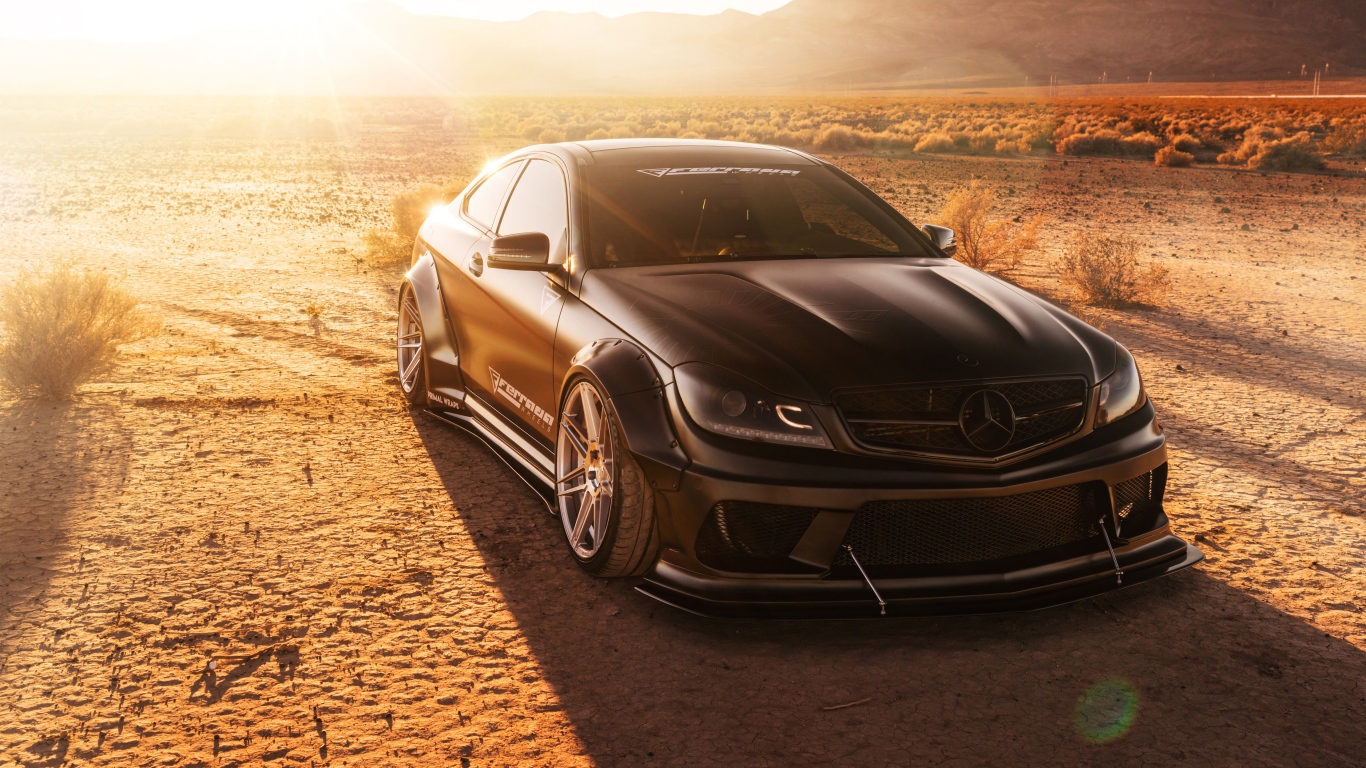 Черный автомобиль Ferrada LW Matte Mercedes в лучах солнца