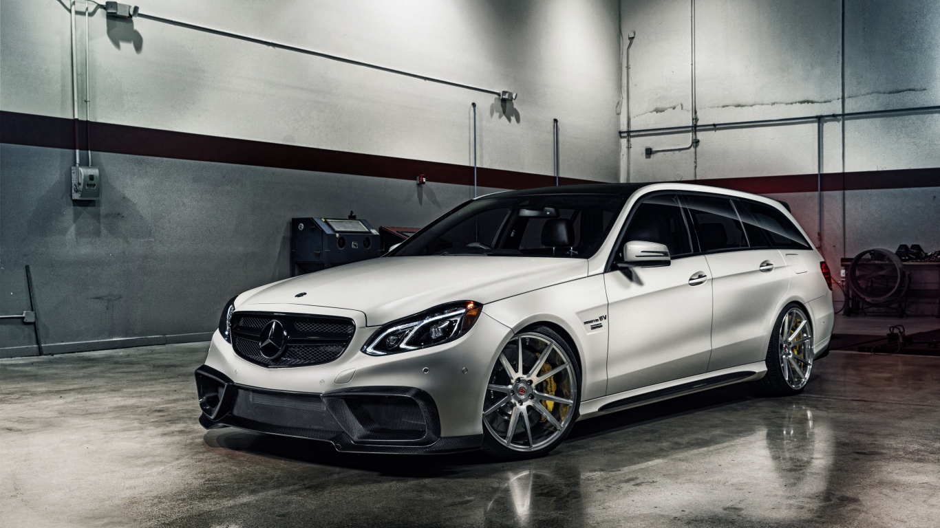 Автомобиль Mercedes-Benz E-Class в гараже