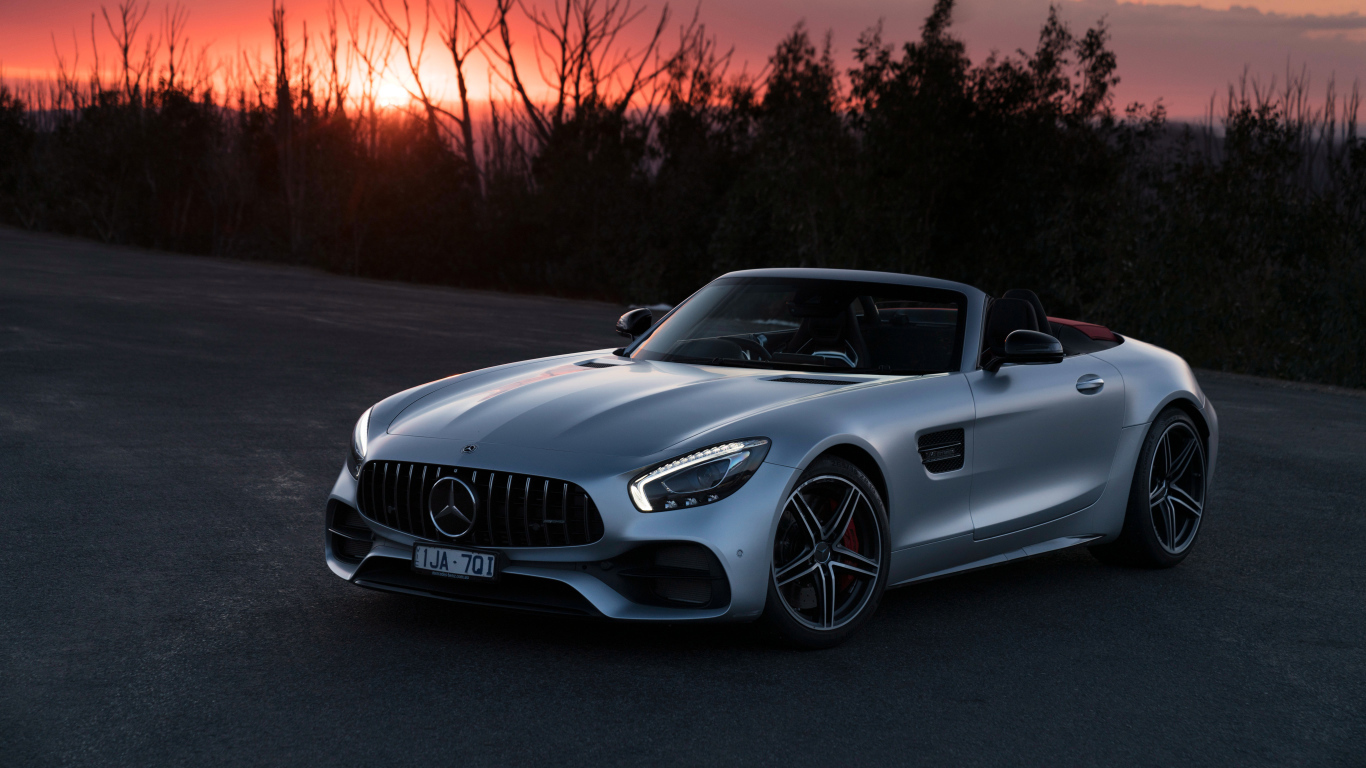 Серебристый кабриолет  Mercedes-AMG GT C Roadster, 2018 на закате