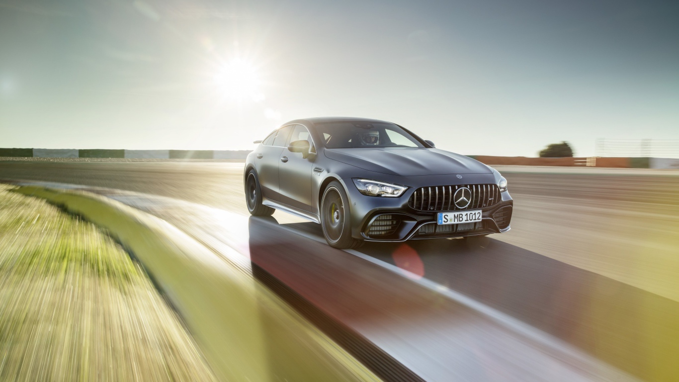 Серебристый автомобиль Mercedes-AMG GT4, 2018 года на скорости 