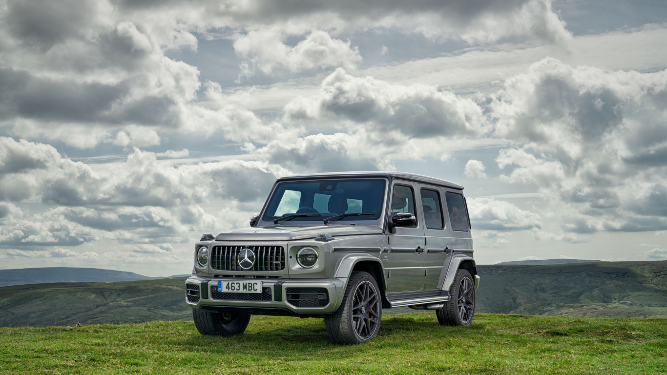 Серебристый автомобиль внедорожник Mercedes-AMG G 63, 2018